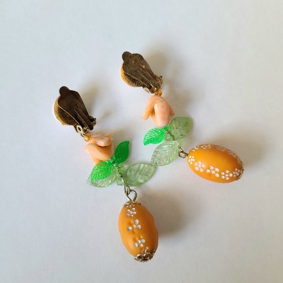 Vintage plastic acrylic clip on earrings. - Picture 4 of 4